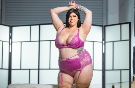 Plumper Pass performed by Ace Bigs, Sheisatang Naked Gallery