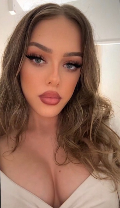 OnlyFans Sheena 嘴唇 Sheena 嘴唇