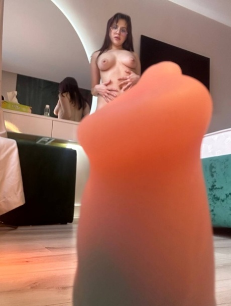 Naked amateur Candy Tonya flaunts her big ass & shows her shaved muff up close