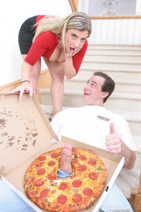 剃光阴毛的头重脚轻的美少妇与吊着披萨的男人玩得很开心