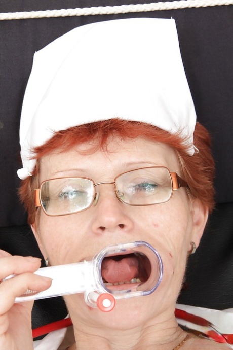 Mature gyno nurse in glasses and nylons masturbating her hungry twat - pornpics.de