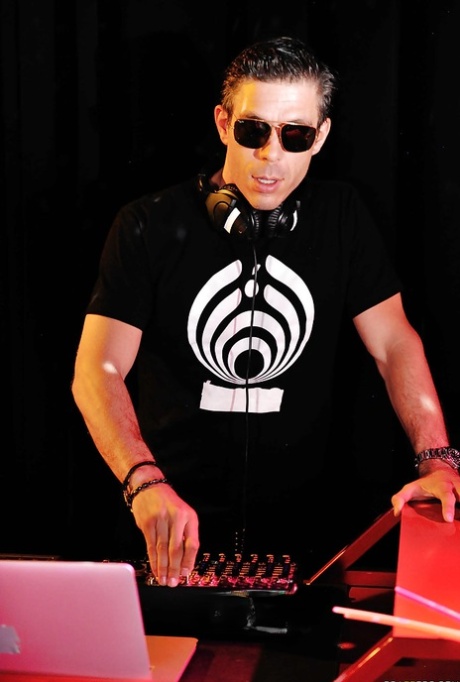 淫荡的派对辣妹与高大帅气的 DJ 疯狂三人行