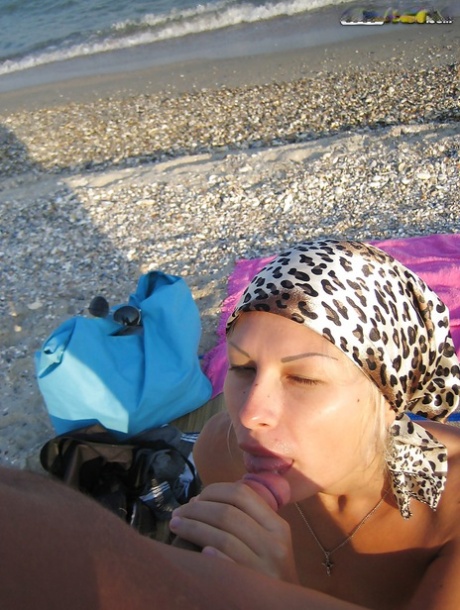 Blonde girlfriend gets fucked on the beach in the homemade action - pornpics.de