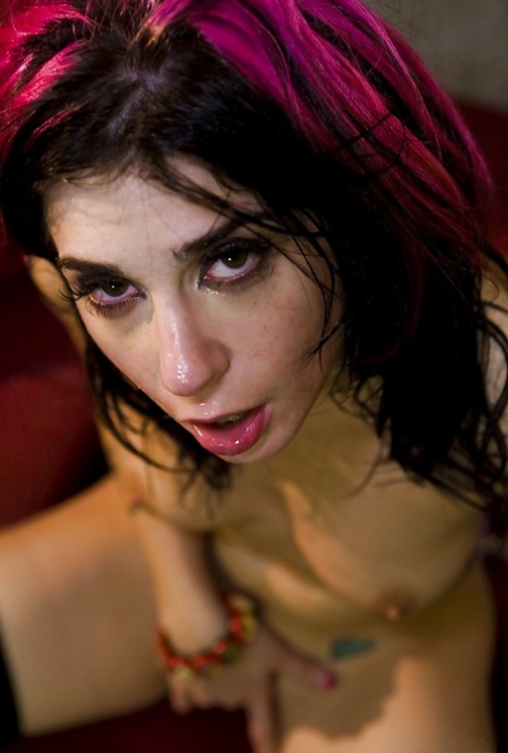 乔安娜-安吉尔（Joanna Angel）终于被几个家伙狠狠揍了一顿