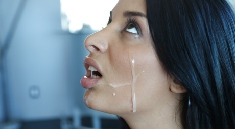 甜美艳星 Anissa Kate 用深喉取悦丈夫