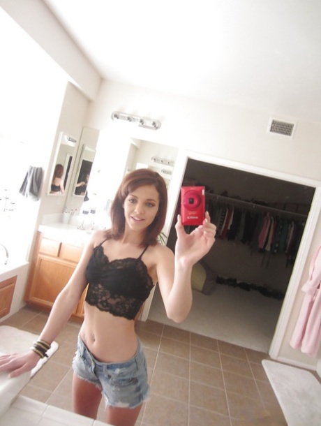 Girlfriend babe Kiera taking selfies and showing her tits and pussy - pornpics.de
