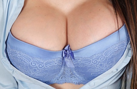 巨乳黑发女秘书 Charley 展示她的大屁股和剃光的阴户