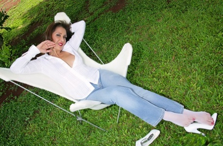 Roni loves relaxing outdoors and masturbating for kinky voyeurs