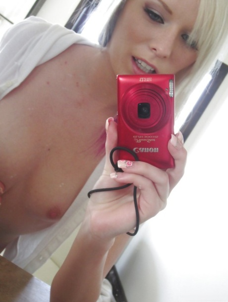 Self shots of a blonde teen babe with tiny tits Elaina Raye - pornpics.de