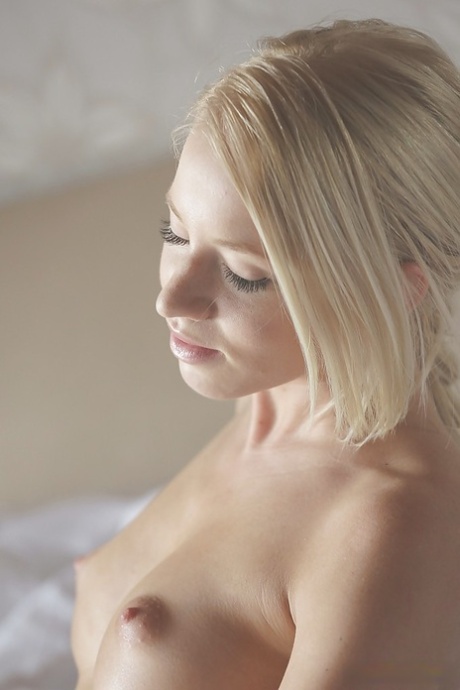 Masturbating session features blonde pornstar Kiara Lord in lingerie - pornpics.de