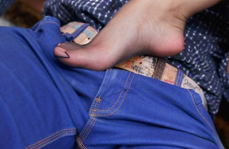 Teen cutie in tight pantyhose Taylor Sands has her legs licked - pornpics.de