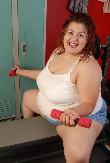 Fatty mature SSBBW Reyna poses in the locker room naked on cam - pornpics.de