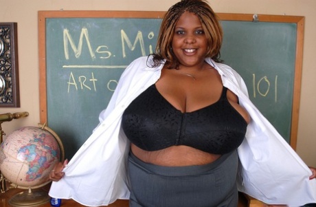 Mature ebony Minxx demonstrates her tight vagina and big boobs - pornpics.de