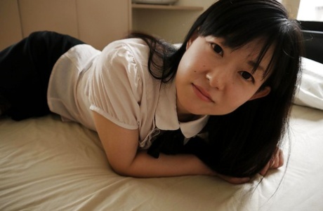 Asian babe Ayane Ikeuchi posing in skirt and pantyhose bares tiny tits - pornpics.de