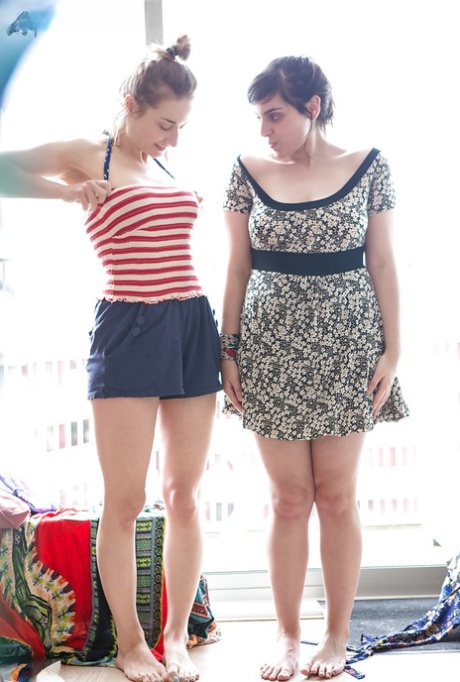 可爱的女同性恋 Anahi 和 Beatrix 在高潮后打扮起来