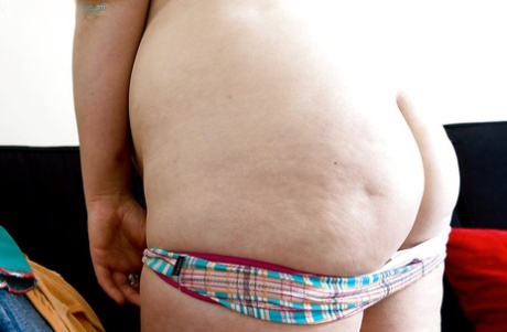 丰满的业余爱好者劳丽丝脱掉衣服展示 BBW 身材