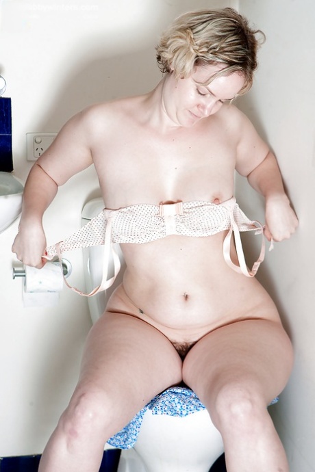 Blonde BBW Zita undresses in bathroom and takes hairy cunt to the shower - pornpics.de