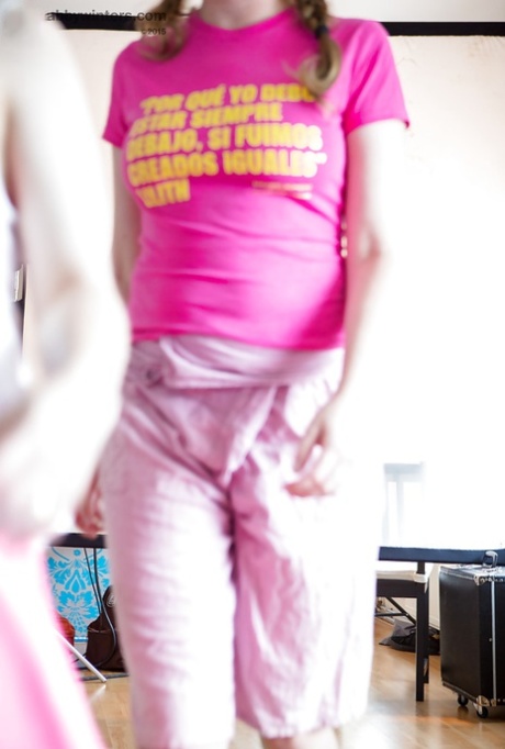 角质女同性恋的业余爱好者Caisa和Nichole帮助彼此穿好衣服