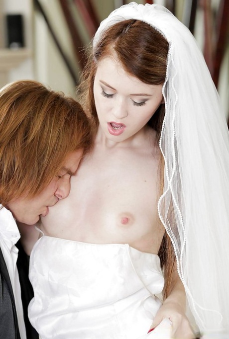 Redhead bride Misha Cross deepthroats a cock on her wedding night - pornpics.de