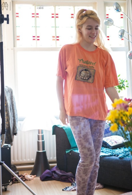 男女同性恋者Ashley L和Ella C在隐藏的间谍摄像机上穿衣服