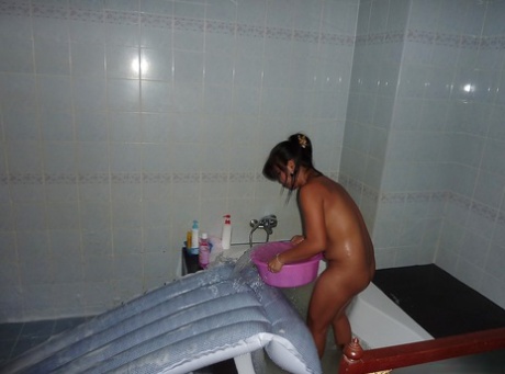 Busty Thai chick gets drunk and strips naked for boyfriend and bath - pornpics.de