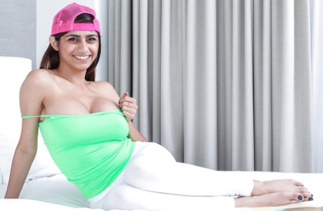 Buxom babe Mia Khalifa spreads shaved pussy after removing yoga pants - pornpics.de