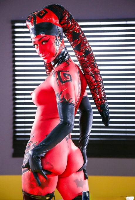 Cosplay model Kleio Valentien exhibiting pink pussy in long latex boots - pornpics.de