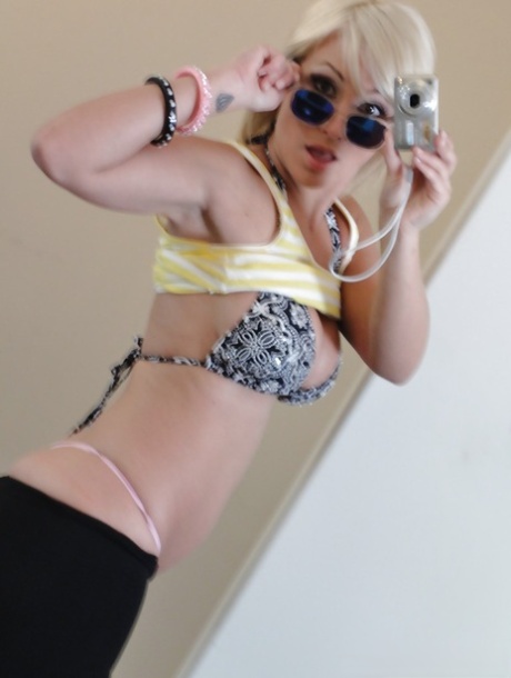 Blonde teen Lexi Swallow taking naked self shots in mirror - pornpics.de