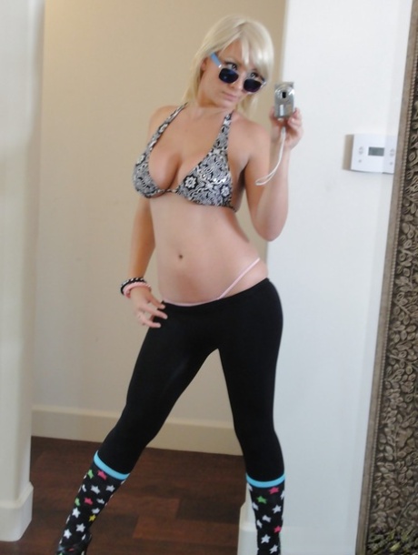 Blonde teen Lexi Swallow taking naked self shots in mirror - pornpics.de