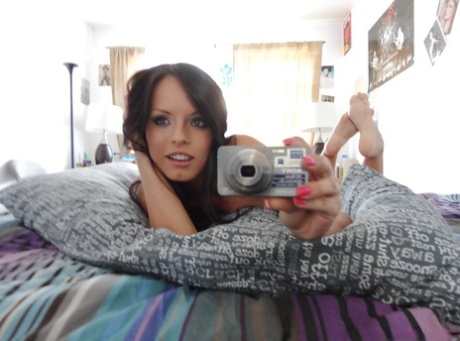 Glamorous brunette with natural breasts Kari Sweet takes naked selfies - pornpics.de