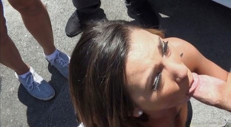 同性美女 Adrian Maya 在户外 POV 口交中深喉大鸡巴
