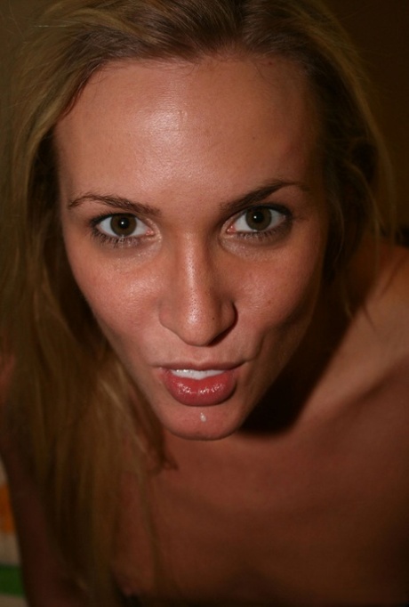 裸体前女友 Addison Cain 在 POV 模式下吞下一口淫水