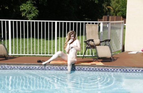 Sexy MILF Daisy Chainz captured in the nude beside pool after bikini removal - pornpics.de