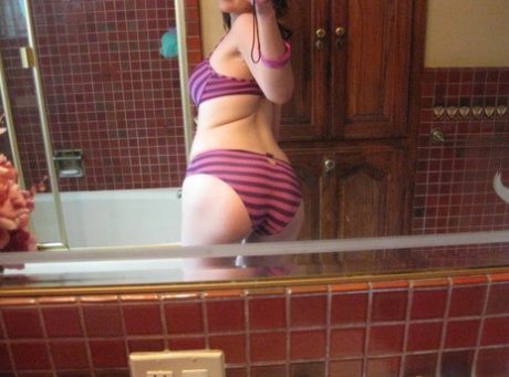 Ex-girlfriend Judy Marie snaps off selfies while getting naked in bathroom - pornpics.de