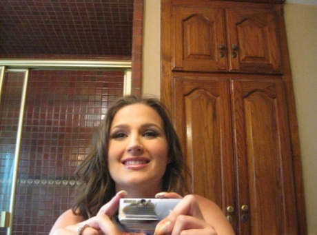 Ex-girlfriend Judy Marie snaps off selfies while getting naked in bathroom - pornpics.de