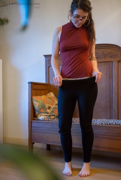裸体戴眼镜的女性在隐藏的间谍摄像机上穿衣服