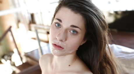黑头发的女孩莱西钱宁给一个口交，并显示她的狭窄的混蛋