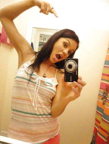 Pretty female Ruby Knox snappy candid selfies of bare boobs in mirror - pornpics.de