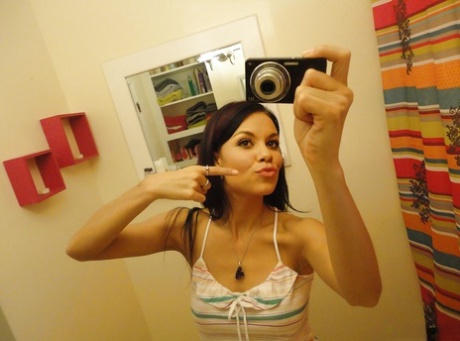 Pretty female Ruby Knox snappy candid selfies of bare boobs in mirror - pornpics.de