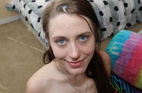 少女在进行POV手淫时袒露她的小胸脯