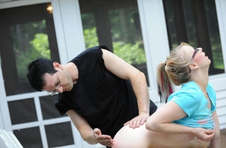 Alt 女孩勾引她的男朋友在烧烤时享受一些 BDSM 乐趣和游戏