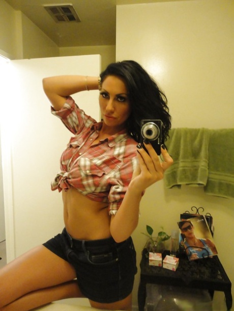 Amateur girlfriend Tiffany Brookes posing and taking photos of herself