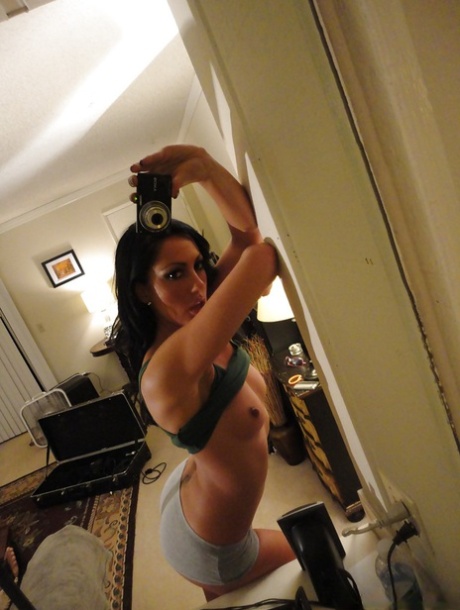 Amateur girlfriend Tiffany Brookes posing and taking photos of herself - pornpics.de