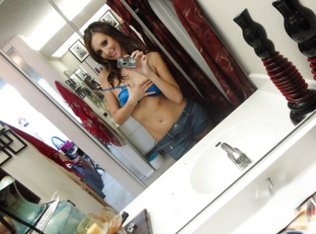 Amateur babe with tiny tits Katie Jordin posing and picturing herself - pornpics.de