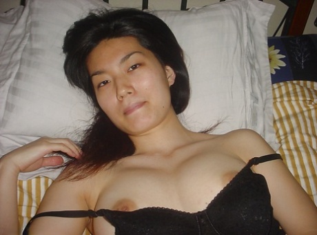 诱人的亚洲宝贝滑落她的衣服，展示她的大奶子
