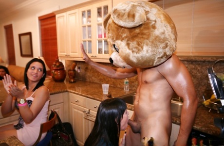 诱人的美女们在狂野的派对上轮流吸食歹徒的鸡巴
