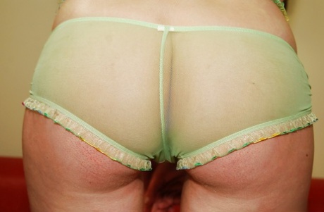 Fickbares Babe, das ihre Dessous auszieht und ihr rosa Loch freilegt