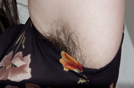 腋下长毛、阴户茂密的黑发美女脱衣服