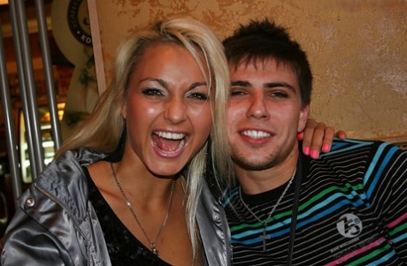 Seductive blonde babes get picked up and go naughty with a lucky guy - pornpics.de
