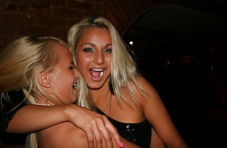Seductive blonde babes get picked up and go naughty with a lucky guy - pornpics.de